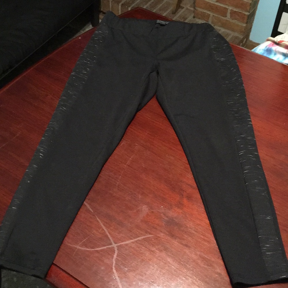 Black patterned leggings. Size M
